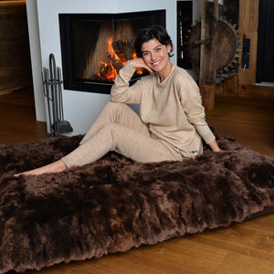 Große Weihnachtslotterie bei WEICH Couture Alpaca – Gewinnen Sie einen edlen Fur Lounger!