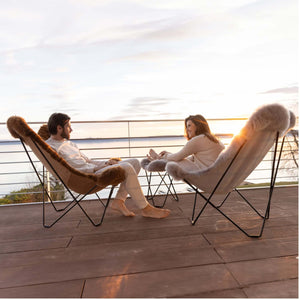 Frau und Mann sitzen auf der Terrasse auf Butterfly Chair MARIPOSA