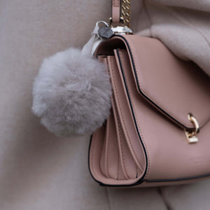 Einmaliges Accessoire, Pompom CLAVE aus Alpaka. Anhänger für eine Tasche oder auch als Schlüsselanhänger geeignet.