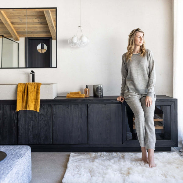 Frau trägt Loungewear AMARO und AGATA aus Alpakawolle