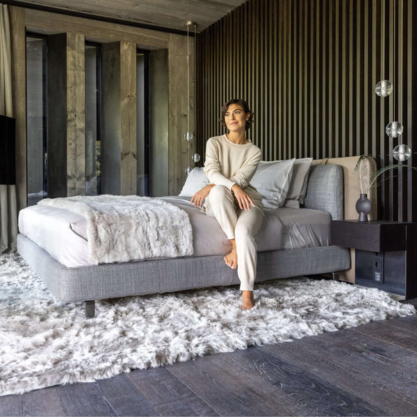 Frau trägt Loungewear AMARO und AGATA aus Alpakawolle