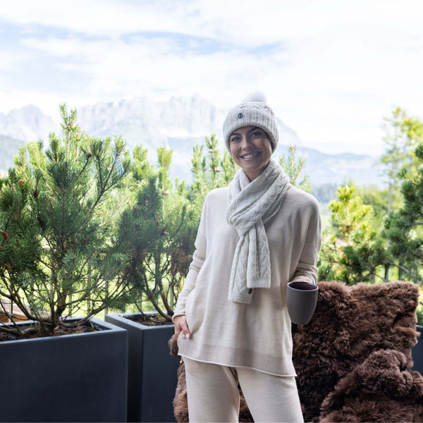 Frau trägt Loungewear AMARO und AGATA aus Alpakawolle