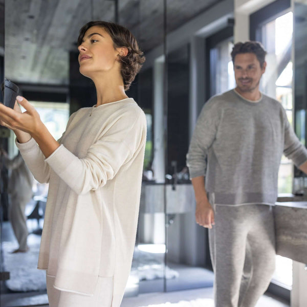Frau und Mann tragen Loungewear AMARO und AGATA aus Alpakawolle