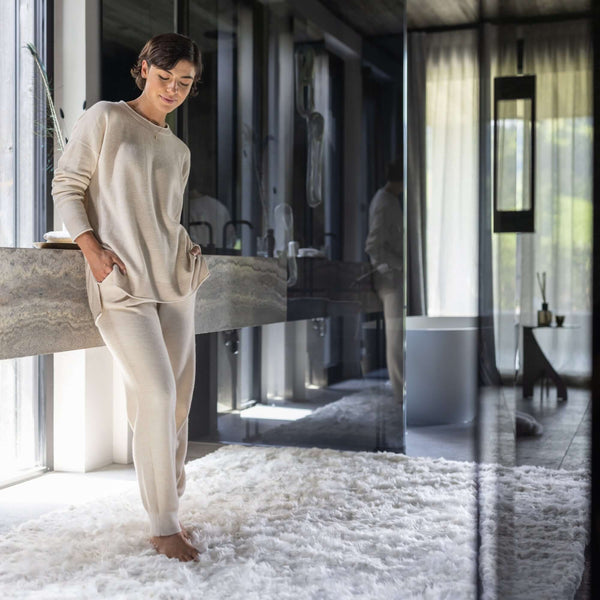 Frau trägt Loungewear AMARO und AGATA aus Alpakawolle