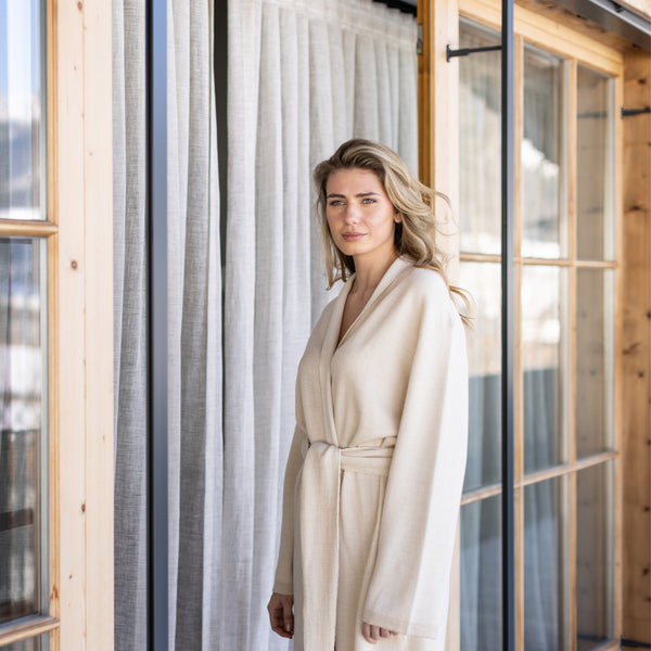 Frau trägt Morgenmantel ALBA Loungewear