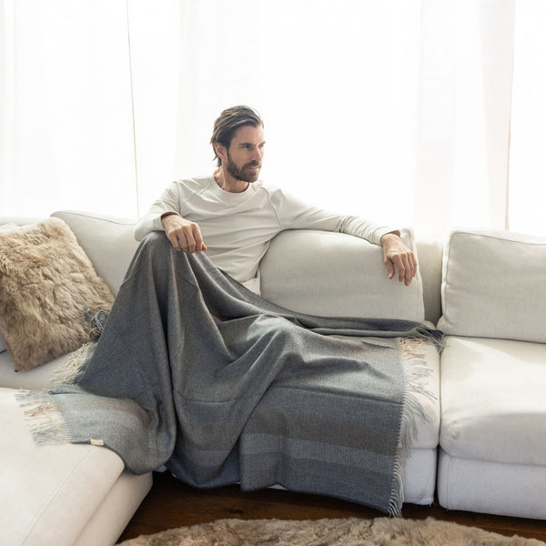 Mann auf dem Sofa mit Plaid BORREA