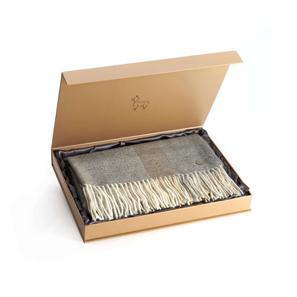 Plaid BORREA aus Alpakawolle im neutralen Ton in Verpackung