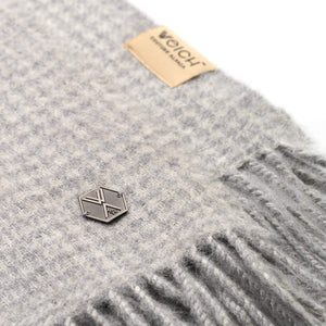 Alpaka Wolldecke MATEA mit wendbarem Muster in Nahaufnahme