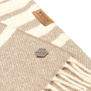 Nahaufnahme einer Alpaka Boucle Wolldecke MULLIDA mit Logo