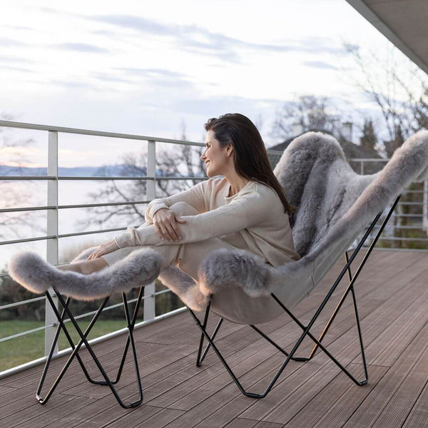 Frau sitzt auf der Terrasse auf Butterfly Chair MARIPOSA