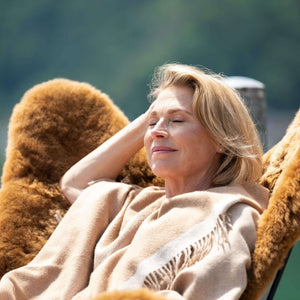 Frau sitzt am Steg auf Butterfly Chair MARIPOSA