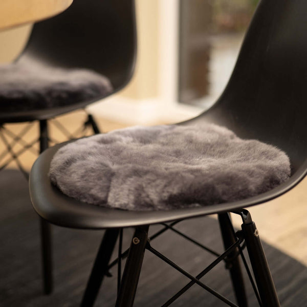 Rundes Sitzkissen ASIENTO aus Alpaka liegt auf einem Esszimmerstuhl