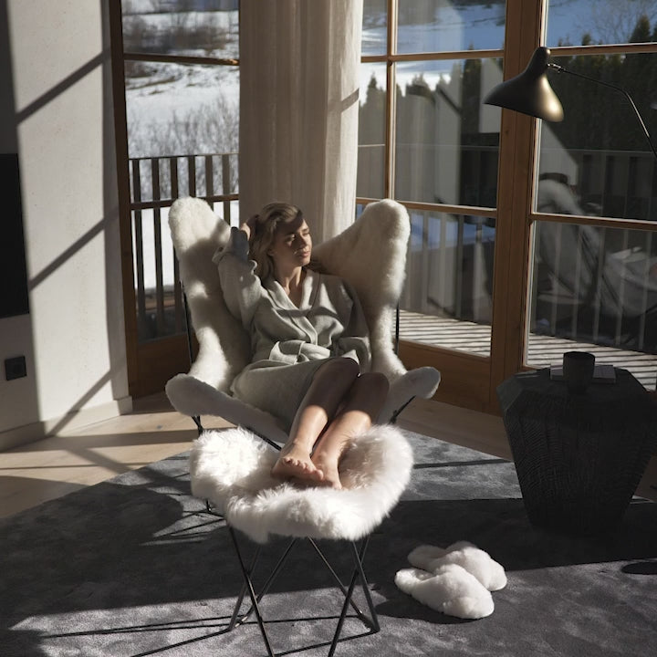 Frau sitzt auf Butterfly Chair MARIPOSA