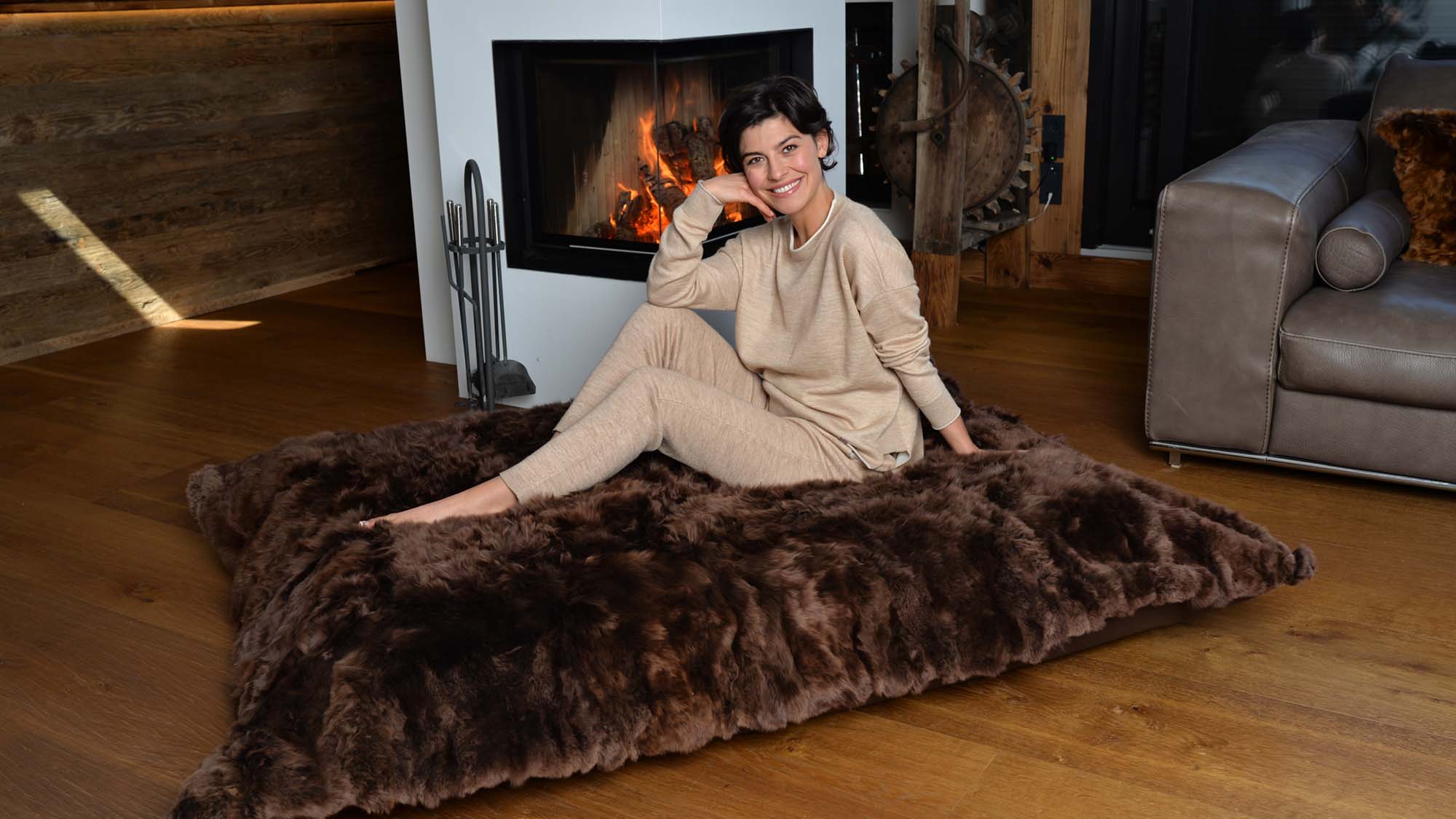 Große Weihnachtslotterie bei WEICH Couture Alpaca – Gewinnen Sie einen edlen Fur Lounger!