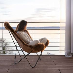 Frau sitzt auf Terrasse auf Butterfly Chair MARIPOSA