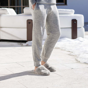 Mann trägt Hausschuhe PATO in neutralem Ton