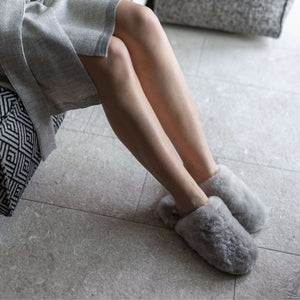 Frau trägt Hausschuhe PATO in neutralem Ton