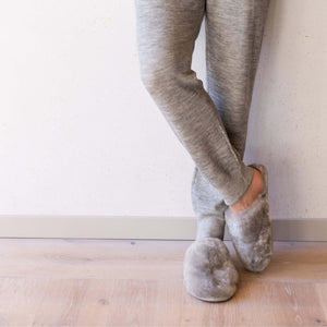 Mann trägt Hausschuhe PATO in neutralem Ton