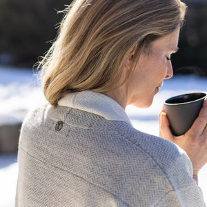 Frau trägt Morgenmantel ALBA Loungewear 