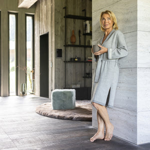 Frau trägt Morgenmantel ALBA Loungewear 