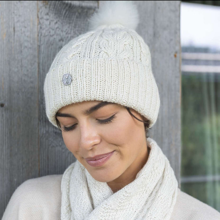 Wärmende Mütze VICENTE aus Alpakawolle mit Bommel. Warm und Flauschig