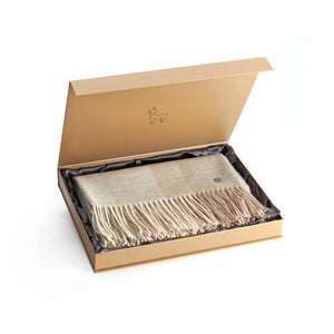 Plaid BORREA aus Alpakawolle im neutralen Ton in Verpackung