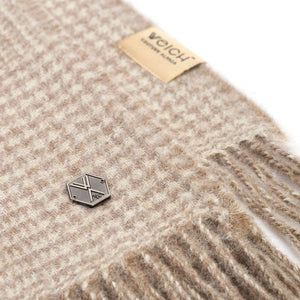 Alpaka Wolldecke MATEA mit wendbarem Muster in Nahaufnahme 