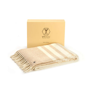 Alpaka Boucle Wolldecke MULLIDA sorgfältig gefaltet auf weißem Untergrund inklusive zugehöriger Verpackung