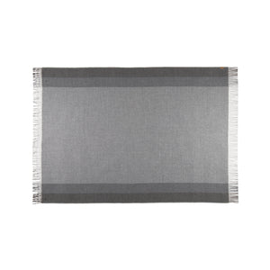 Plaid TIRA in dunkelgrau ausgebreitet