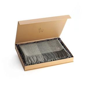 Plaid TIRA in dunkelgrau in Geschenkbox