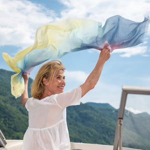 Frau mit Seidenstola IRIS in Regenbogenfarben aus Ultrafine Alpaka und Kaschmir