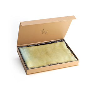 Seidenstola IRIS in Regenbogenfarben aus Ultrafine Alpaka und Kaschmir in Verpackung