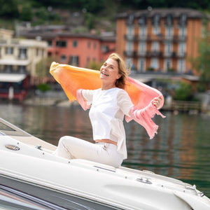 Frau mit Seidenstola IRIS in Regenbogenfarben aus Ultrafine Alpaka und Kaschmir