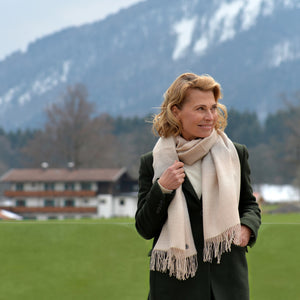 Frau trägt Schal MERIMA aus Alpakawolle im neutralen Ton