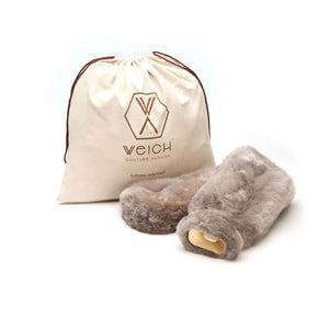 Schlauchwärmflasche TUBO mit neutralem Alpaka Überzug und elegantem Stoffbeutel