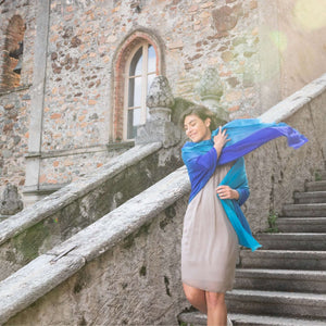 Frau mit blauer Seidenstola SOL aus Ultrafine Alpaka und Kaschmir 
