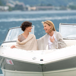 Frau mit Seidenstola TIERRA in neutralem Ton aus Ultrafine Alpaka und Kaschmir 