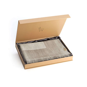 Seidenstola TIERRA in neutralem Ton aus Ultrafine Alpaka und Kaschmir in Verpackung