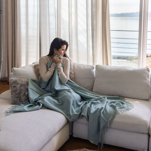 Plaid ALMA Decke fürs Sofa aus Alpakawolle. Leicht und Kuschelig.