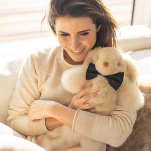 Frau spielt mit Alpaka Stofftierhase MILO mit Schleifchen