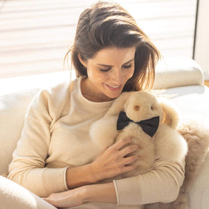 Frau spielt mit Alpaka Stofftierhase MILO mit Schleifchen