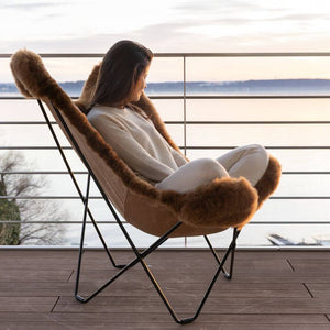 Frau sitzt auf der Terrasse auf Butterfly Chair MARIPOSA