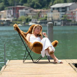 Frau sitzt am Steg auf Butterfly Chair MARIPOSA