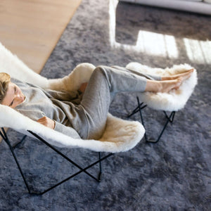 Frau nutzt Butterfly Ottoman und Butterfly Chair MARIPOSA Überzug aus Alpaka