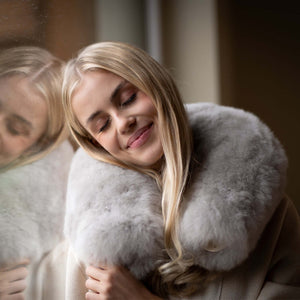 Frau entspannt mit Nackenwärmflasche NUCA