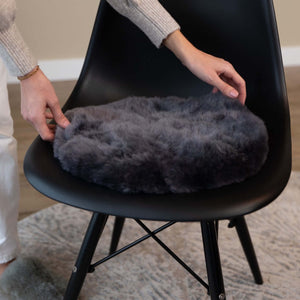 Rundes Sitzkissen ASIENTO aus Alpaka liegt auf einem Esszimmerstuhl