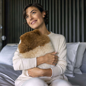 Wärmflasche CALMO Luxus Geschenk in edler Geschenkverpackung in unterschiedlichen Größen und Varianten. Wärmflaschenbezug aus Alpaka