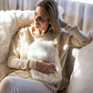 Wärmflasche CALMO Luxus Geschenk in edler Geschenkverpackung in unterschiedlichen Größen und Varianten. Wärmflaschenbezug aus Alpaka