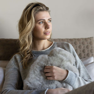 Wärmflasche CALMO Luxus Geschenk in edler Geschenkverpackung in unterschiedlichen Größen und Varianten. Wärmflaschenbezug aus Alpaka