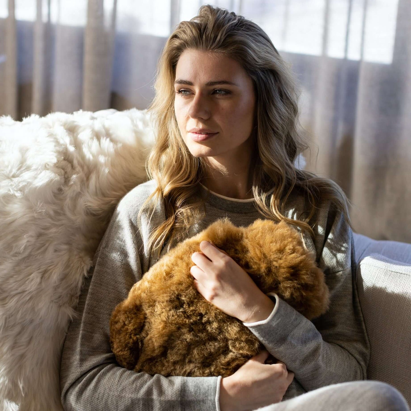 Wärmflasche CALMO Luxus Geschenk in edler Geschenkverpackung in unterschiedlichen Größen und Varianten. Wärmflaschenbezug aus Alpaka